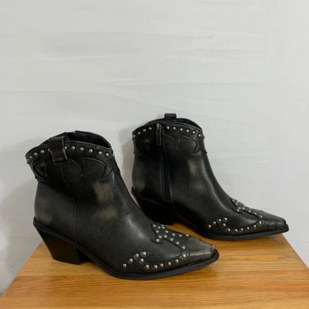 New Look Black Heeled Boots with Metallic Studs